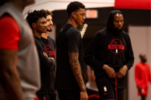 2连败！火箭官媒晒球队训练照 气氛略显低沉不同往日