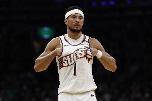 末节连续高难度三分！布克26中11&三分12中5空砍34分5板10助