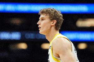 冲击力十足！马尔卡宁半场12中5砍最高20分外加6板 罚球8中8