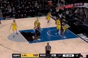 等着你呢！艾顿补防身后大帽麦克丹尼尔斯