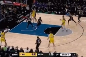 长驱直入！克内克特反击突破轻松双手暴扣