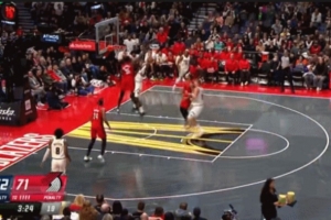 挡不住！小哈达威一条龙突破重重阻碍 打板上篮命中