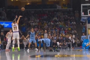 脚踝终结!东契奇晃翻GG-杰克逊&后者鞋都掉了 可惜三分没能命中 脚踝终结!东契奇晃翻GG-杰克逊&后者鞋都掉了 可惜三分没能命中