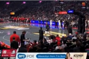 硬件不给力!开拓者主场计时器再度出问题 约基奇场边折返跑热身 硬件不给力!开拓者主场计时器再度出问题 约基奇场边折返跑热身